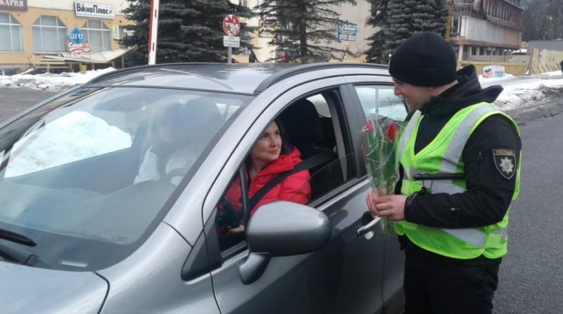 Не терпиться привітати. У Яремче копи зупиняли водійок, аби подарувати їм квіти (ФОТО)