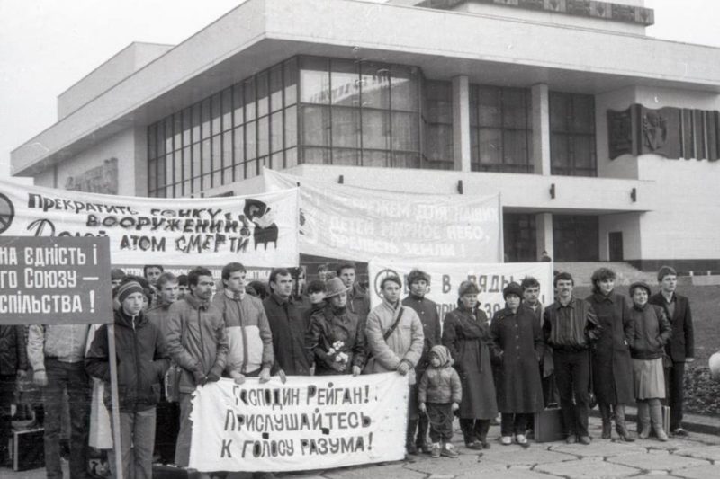 Марш піонерів, мітинг проти озброєнь та інші старі світлини Франківська з’явилися у мережі (ФОТО)