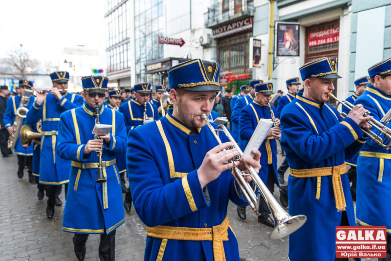 Франківці під супровід оркестру вшанували Кобзаря ходою (ФОТО)