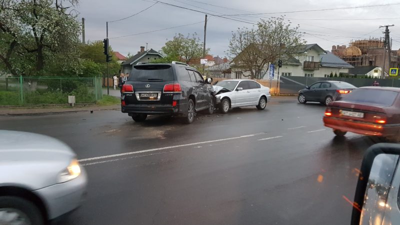 ДТП у Крихівцях: не розминулися Lexus і BMW (ФОТО)