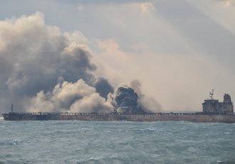 В Індонезії через розлите паливо загорілося море, є загиблі (ВІДЕО)