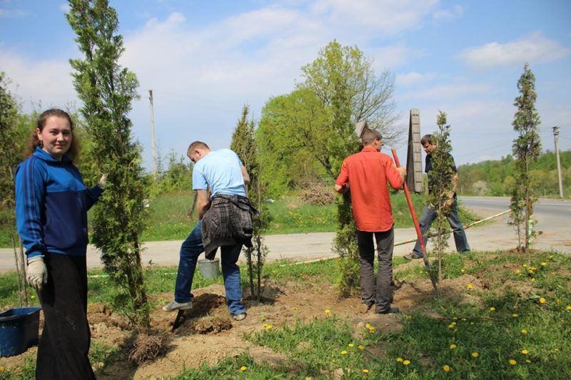 Територію Маєтку Святого Миколая на Косівщині доводять до ладу (ФОТО)