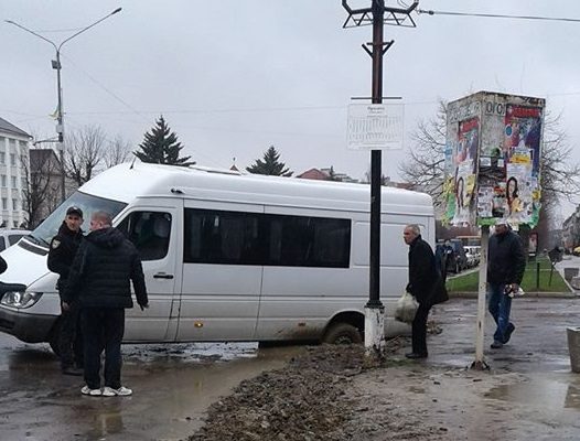 У Долині навпроти міської ради мікроавтобус застряг у ямі (ВІДЕО)