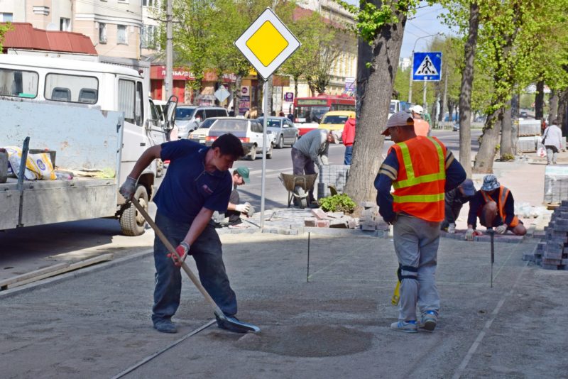 На Галицькій активізувався ремонт тротуарів (ФОТО)