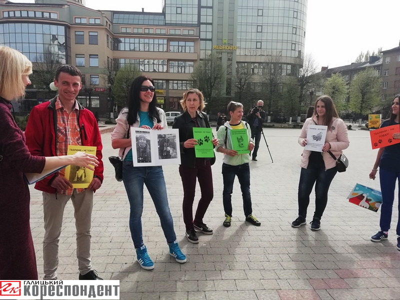 У Франківську протестують проти продажу тварин на базарі (ФОТО)