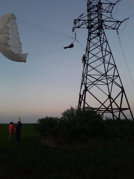 Під Коломиєю парашутист застряг на лінії високовольтних передач (ФОТО, ВІДЕО)