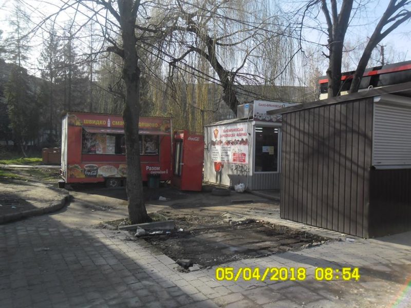 У Франківську демонтували два незаконні кіоски (ФОТО)