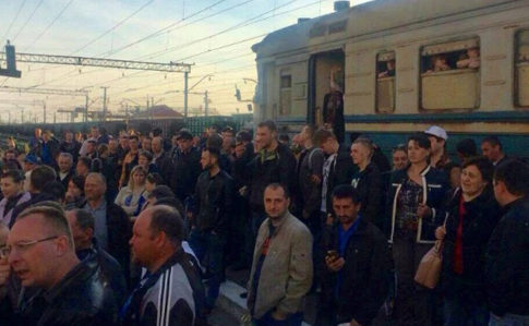Під Львовом невдоволені пасажири блокували електрички (ФОТОФАКТ)