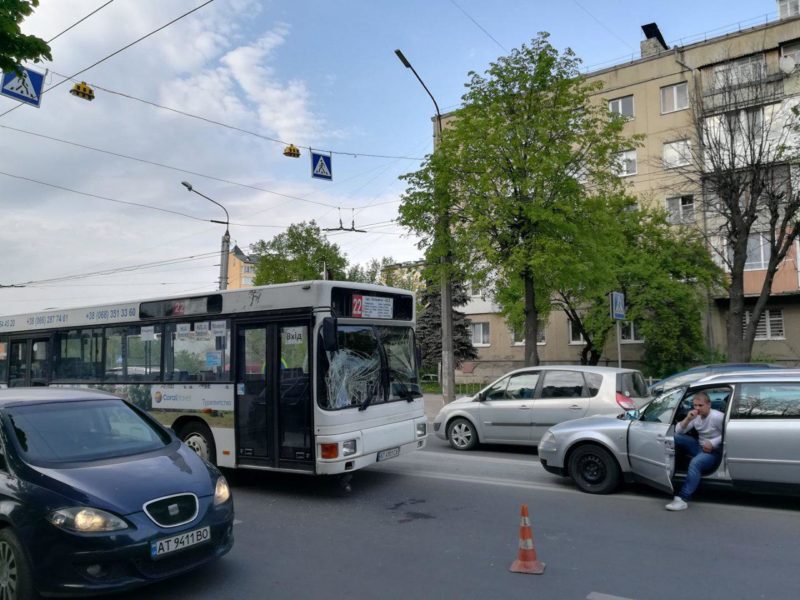 У Франківську маршрутка збила велосипедистку (ФОТО)