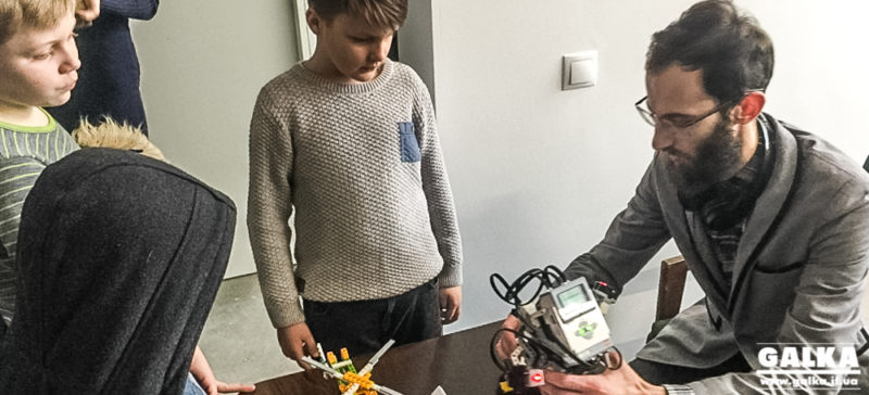 На колишньому франківському заводі дітей вчитимуть складати роботів (ФОТО)