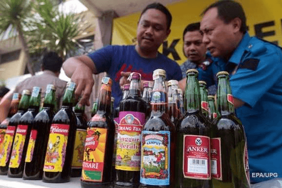 В Індонезії понад 90 людей отруїлися алкоголем і померли