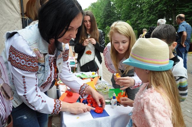 “Науковий фестиваль” провели франківські студенти у міському парку (ФОТО)