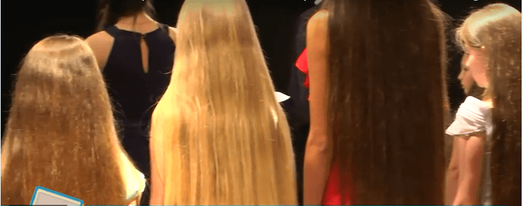У Коломиї дівчата мірялися волоссям (ВІДЕО)