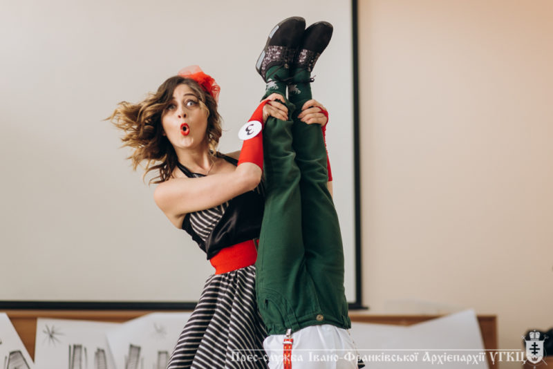 Видовищне шоу «Танці з вчителями» відбулося у франківській школі (ФОТО)
