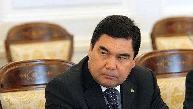Поліції Туркменістану доручили знайти тих, хто підтирається портретами президента