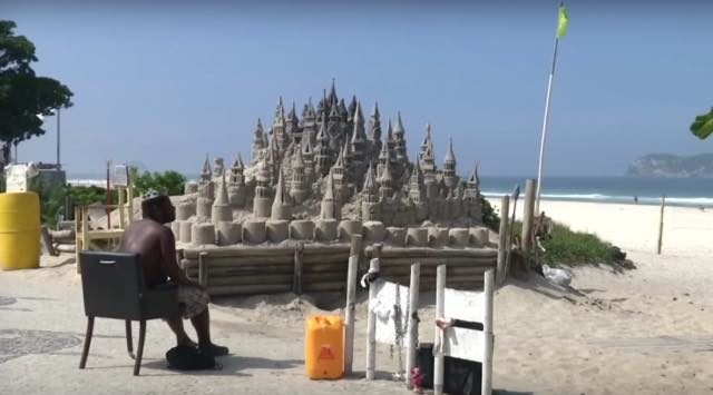Бразилець 22 роки прожив у пісочному замку на пляжі (ФОТО)