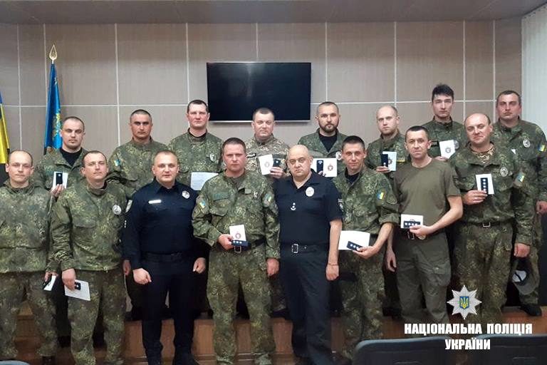 Прикарпатським поліціянтам-стажерам на Донеччині вручили офіцерські погони