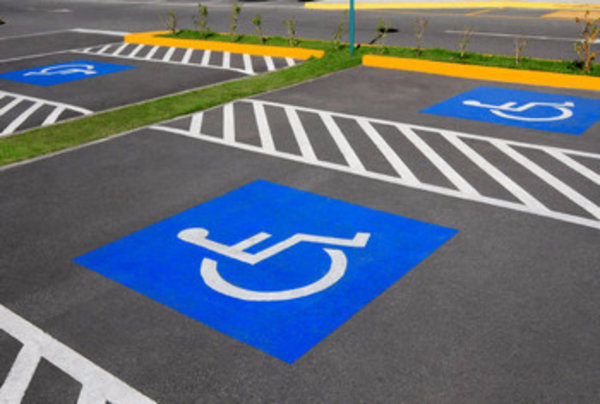 45 франківських водіїв оштрафували за паркування на місцях для водіїв з інвалідністю