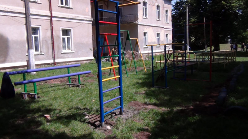 Прикарпатська школа-ліцей отримала дитячий майданчик (ФОТО)
