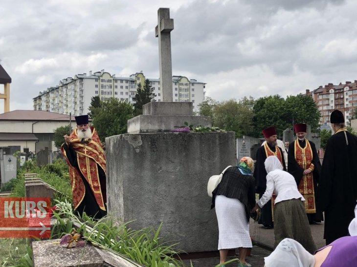 У Франківську російська община відзначила День Перемоги молебнем на кладовищі (ФОТО)