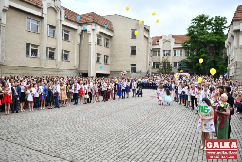 Сльози батьків та “дорослі” погляди: останній дзвоник пролунав у франківських школах (ФОТО)