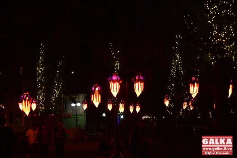 У центрі Франківська встановили незвичні ліхтарі та ЗD фонтан, який світиться (ФОТО)