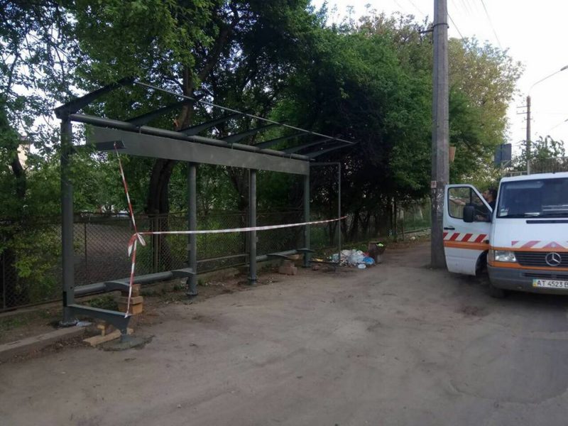 На вулиці Коновальця встановили автобусну зупинку (ФОТОФАКТ)