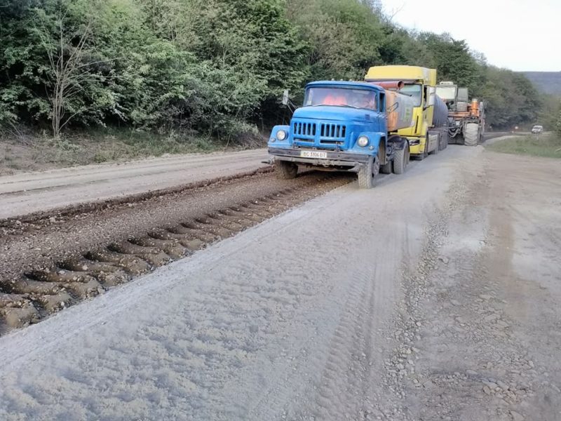 На межі Івано-Франківської і Тернопільської областей триває ремонт дороги (ФОТО)
