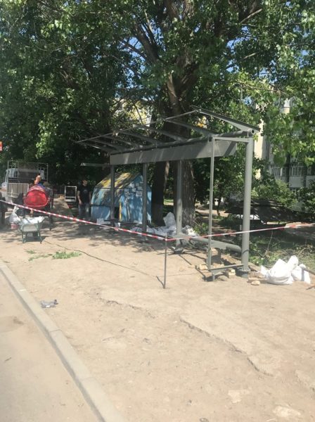 На вулиці Галицькій монтують нову автобусну зупинку (ФОТО)