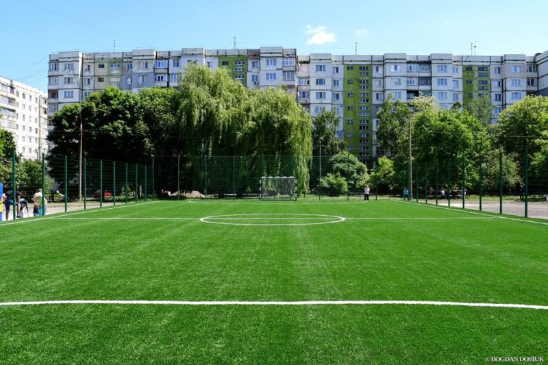 Спортмайданчик зі штучним покриттям відкрили у франківській школі (ФОТО)