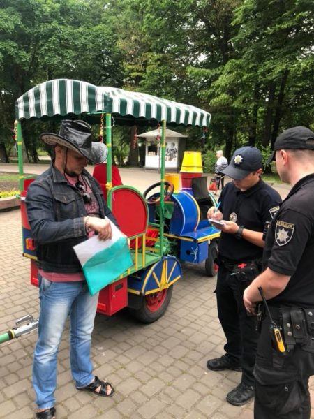 У парку Шевченка людей возив нелегальний потяг (ФОТО, ВІДЕО)