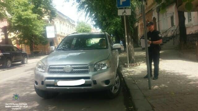У центрі міста водій припаркувався на місці для людей з інвалідністю та отримав штраф (ФОТОФАКТ)