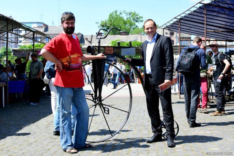 Міський голова вагається, куди поставити кований ровер (ФОТО)