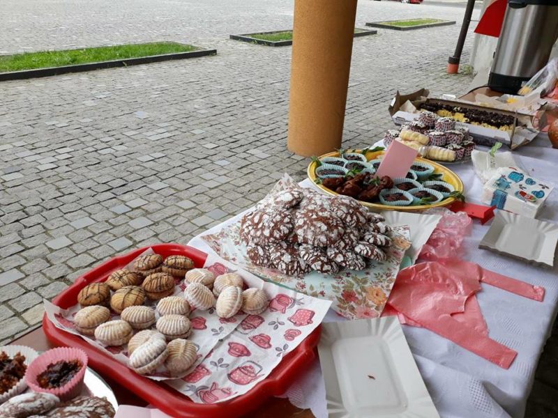 Благодійний ярмарок домашньої випічки провели у Коломиї (ФОТО)