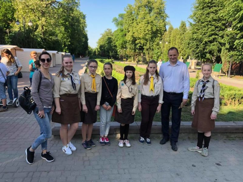 Як у парку Шевченка міський голова з франківцями троянди садив (ФОТО, ВІДЕО)