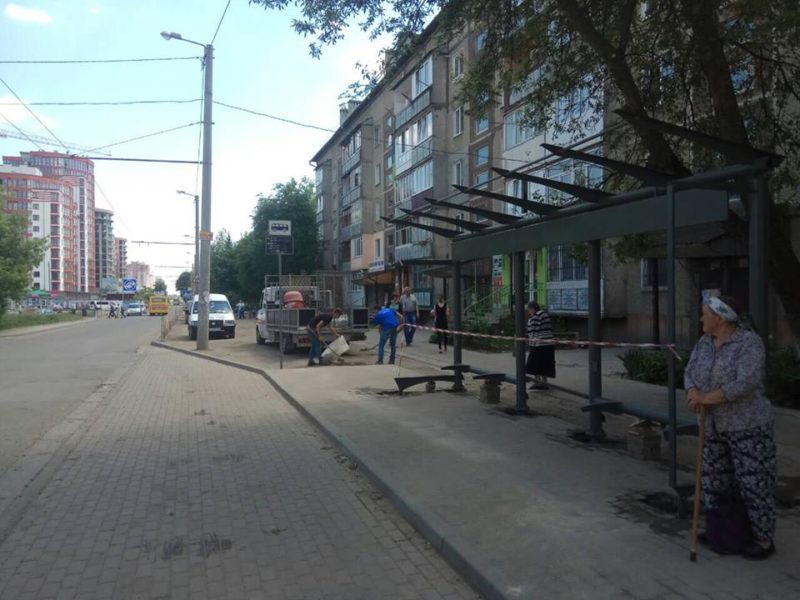 Зупинки громадського транспорту продовжують встановлювати у Франківську (ФОТО)