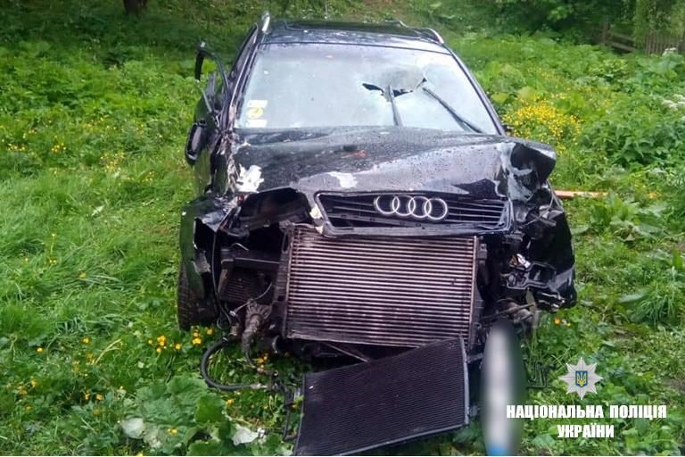 На Прикарпатті перекинулася автівка, водій отримав важкі травми (ФОТО)
