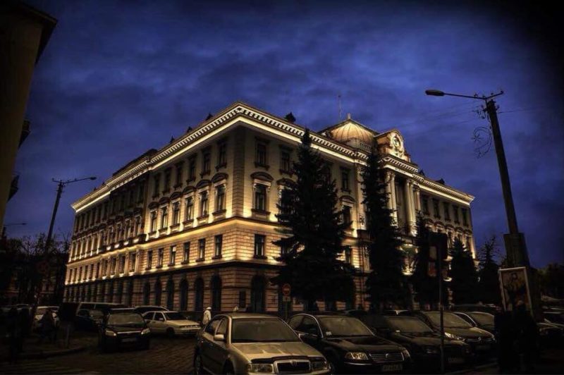 У Франківську почали освітлювати ще одну історичну будівлю (ФОТО)