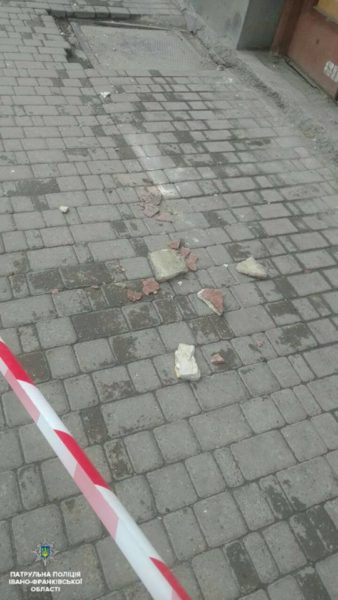 З будинку у центрі Франківська осипалася частинка фасаду (ФОТОФАКТ)