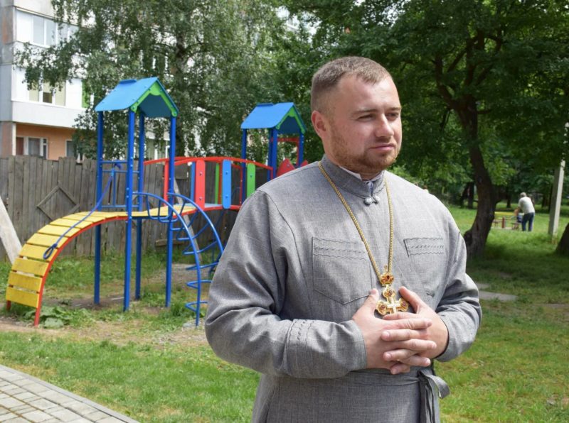 Поблизу франківської церкви облаштували дитячий майданчик