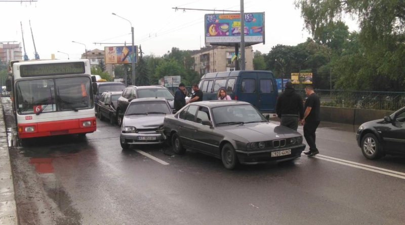 На Пасічнянському мості масштабна ДТП, рух паралізований (ФОТО)