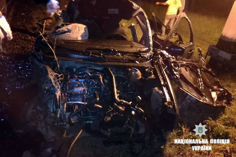 На Прикарпатті автівка зіткнулася з поїздом. Пасажир машини загинув (ФОТО)