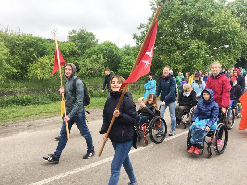 Франківські мальтійці та люди на інвалідних візках долучилися до пішої прощі до Унева (ФОТО)