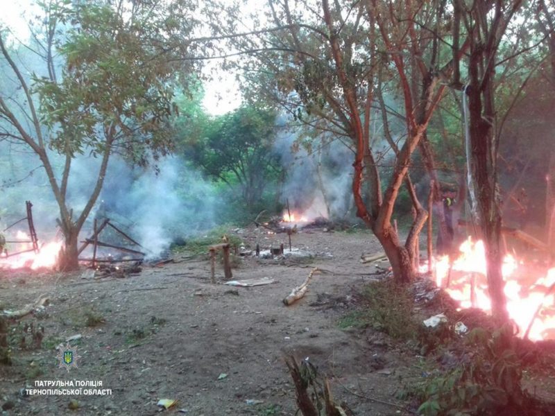 Під Тернополем невідомі напали на табір ромів