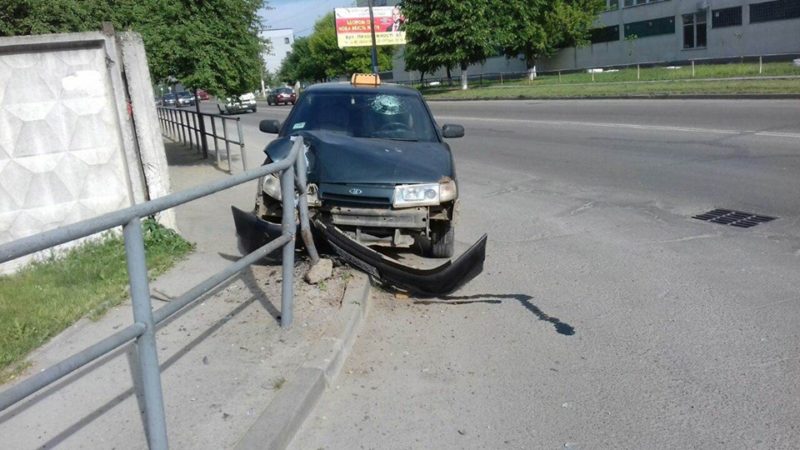 На Петлюри таксист в’їхав в огорожу. Травмований водій втік з місця аварії (ФОТО)