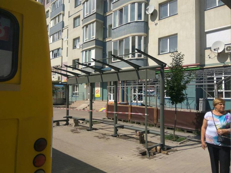Ще дві автобусні зупинки облаштовують у Франківську (ФОТО)