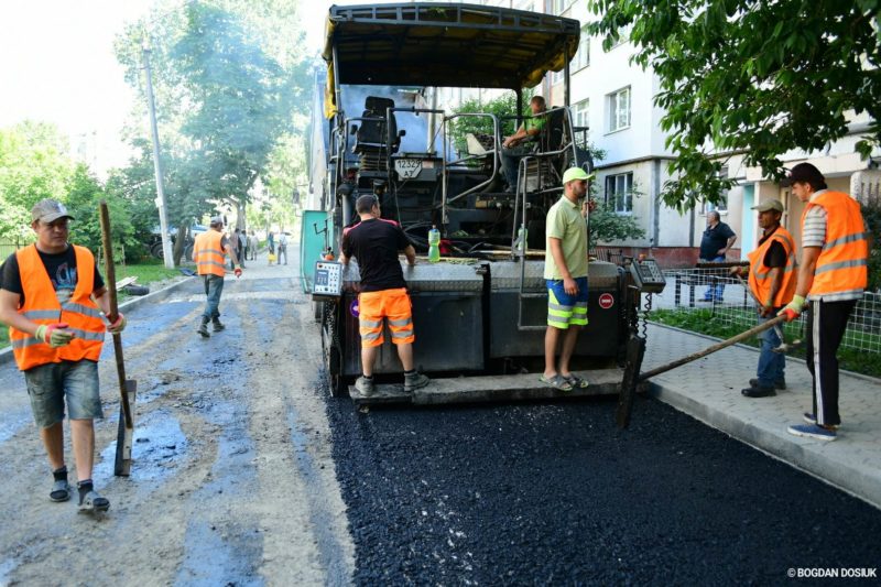 Один з найбільших дворів міста отримує нове обличчя (ФОТОФАКТ)