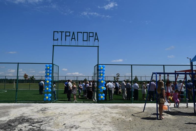 Футбольне поле зі штучним покриттям відкрили у Надвірнянському районі (ФОТО)