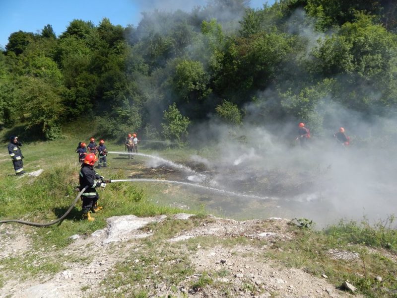 Як прикарпатські рятувальники у Вовчинецьких горах пожежу “гасили” (ФОТО)