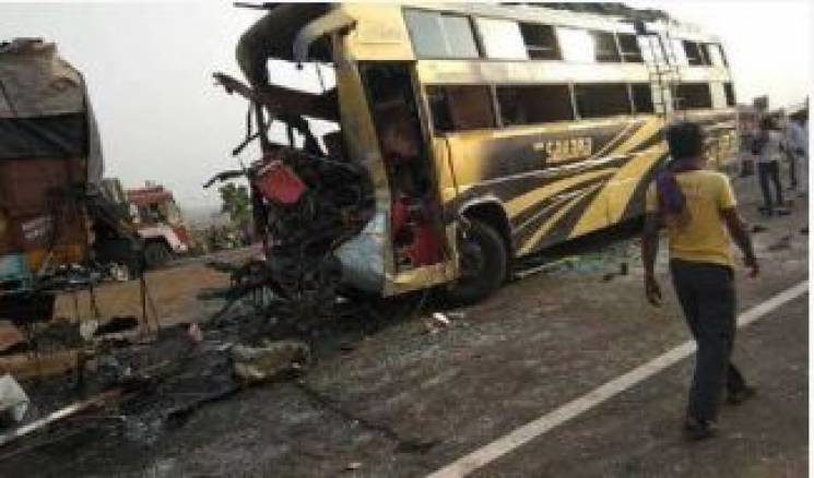 В Індії автобус врізався в фуру: 11 загиблих (ФОТО)